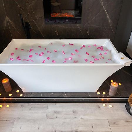 Royal Romantic Apartment With Bathtub Lvov Exteriér fotografie