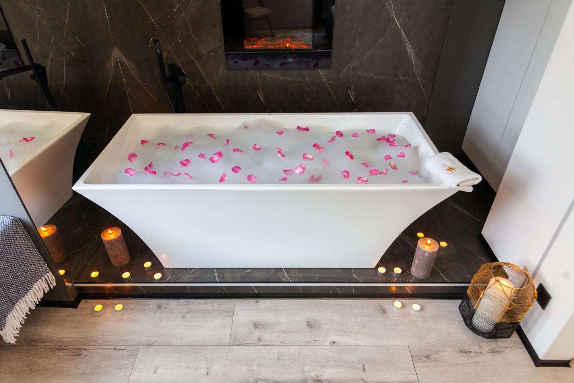 Royal Romantic Apartment With Bathtub Lvov Exteriér fotografie