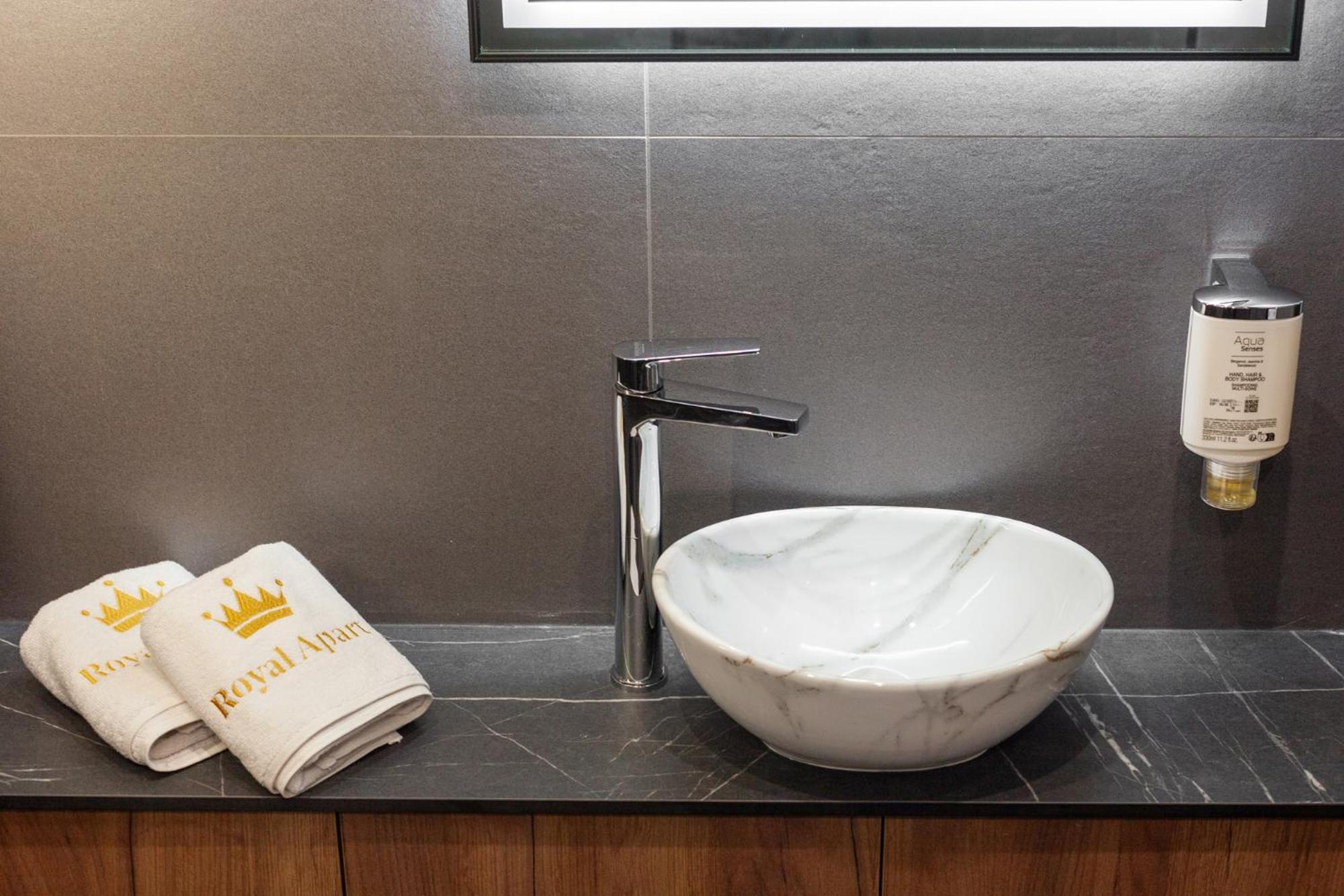 Royal Romantic Apartment With Bathtub Lvov Exteriér fotografie