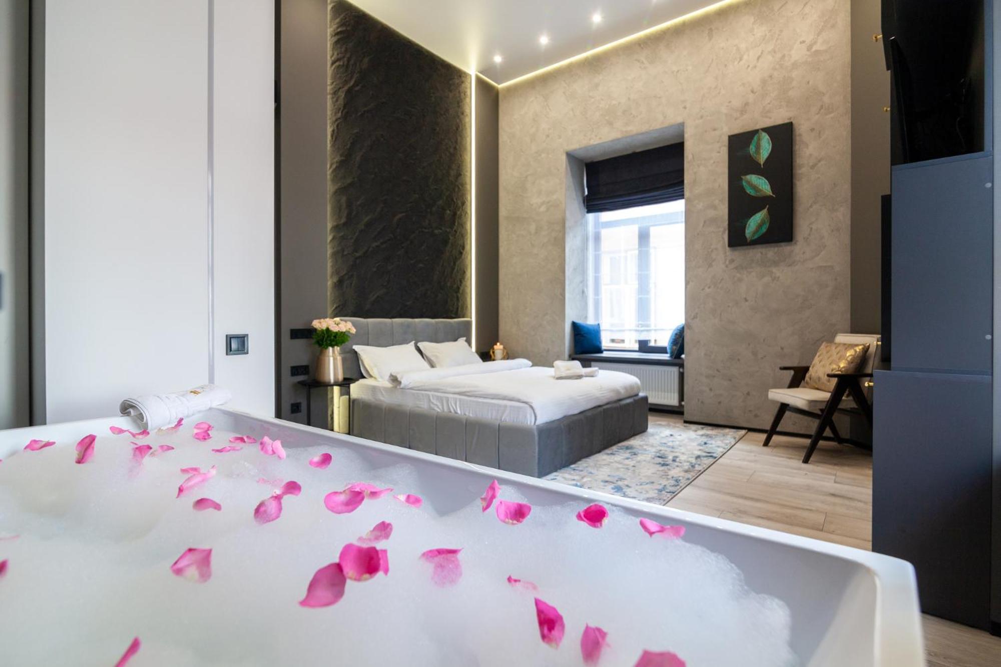 Royal Romantic Apartment With Bathtub Lvov Exteriér fotografie